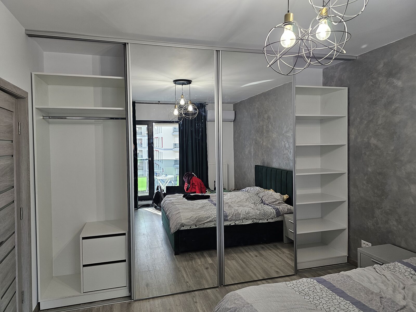Dressing cu uși oglindate