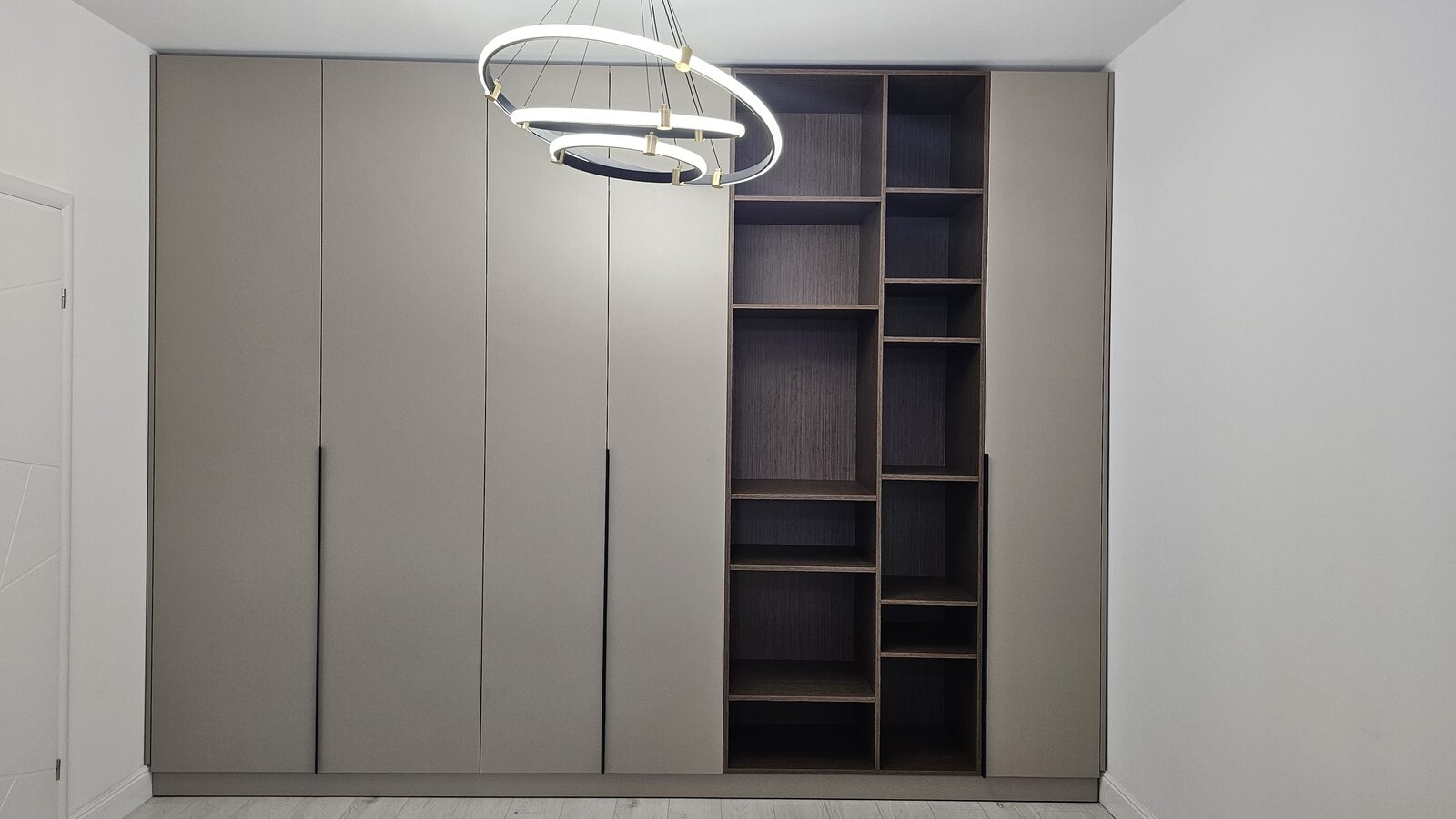Dressing cu uși oglindate