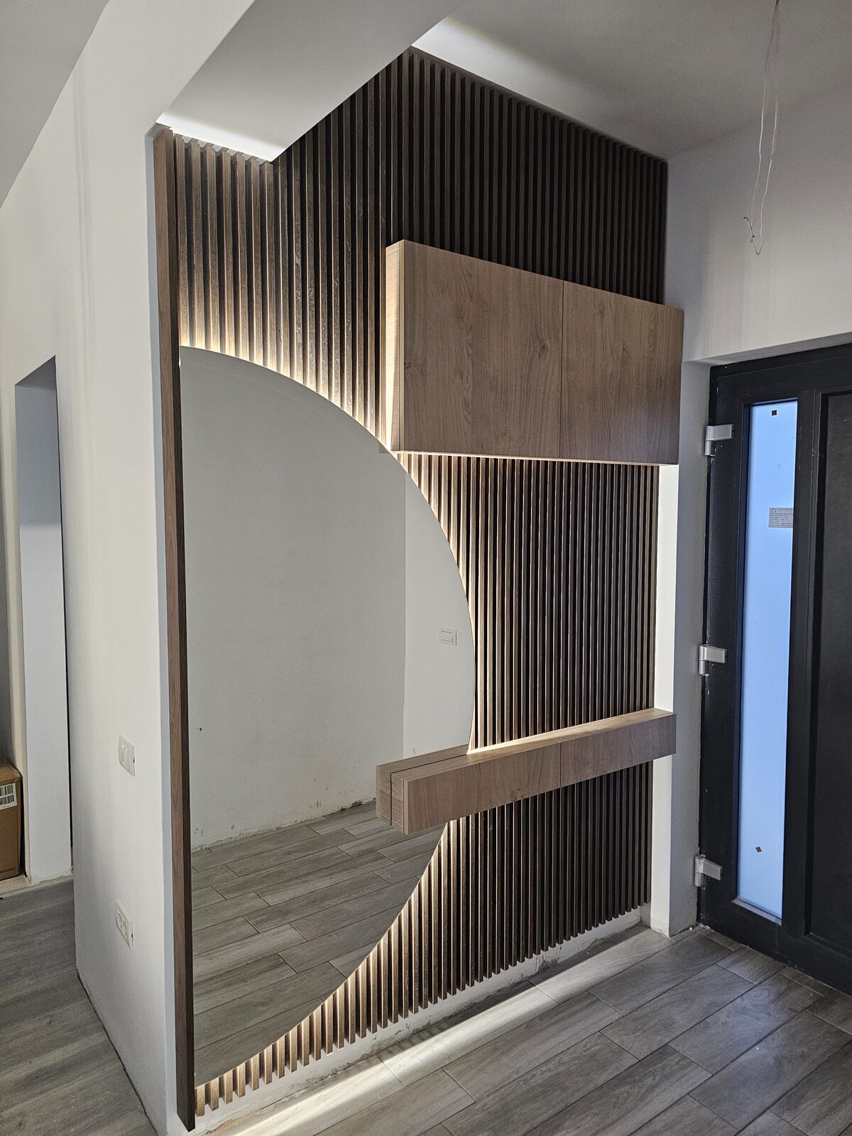 Living minimalist cu perete TV