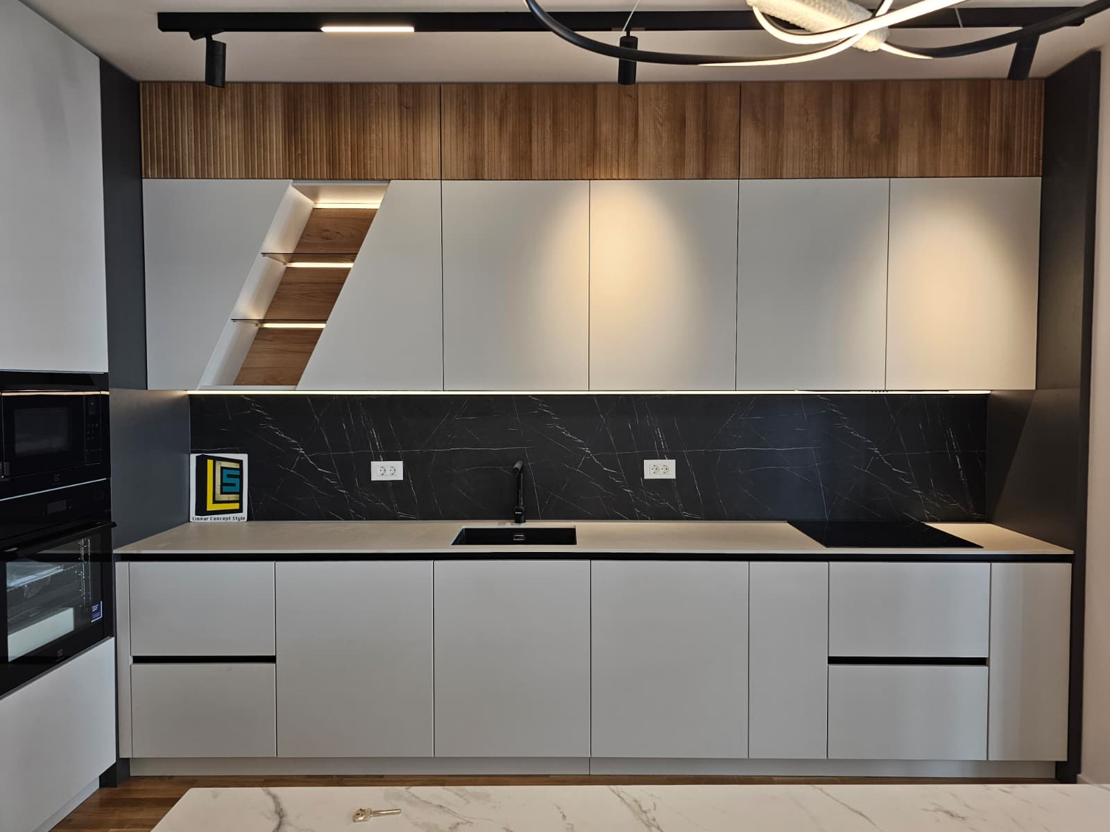 Bucătărie modernă albă cu lemn și marmură neagră – Linear Concept Style